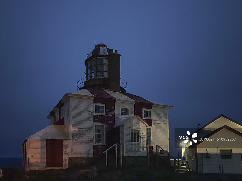 夜空下历史建筑加拿大纽芬兰博纳维斯塔海角灯塔的低角度视图图片素材