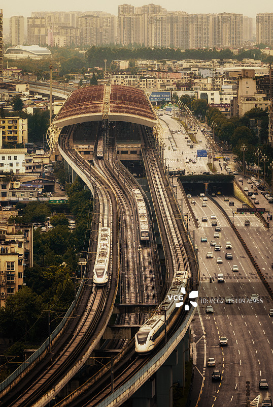 金色时刻下的犀浦站图片素材