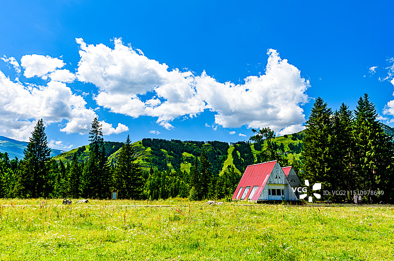 客纳斯湖边草原上的小红屋图片素材