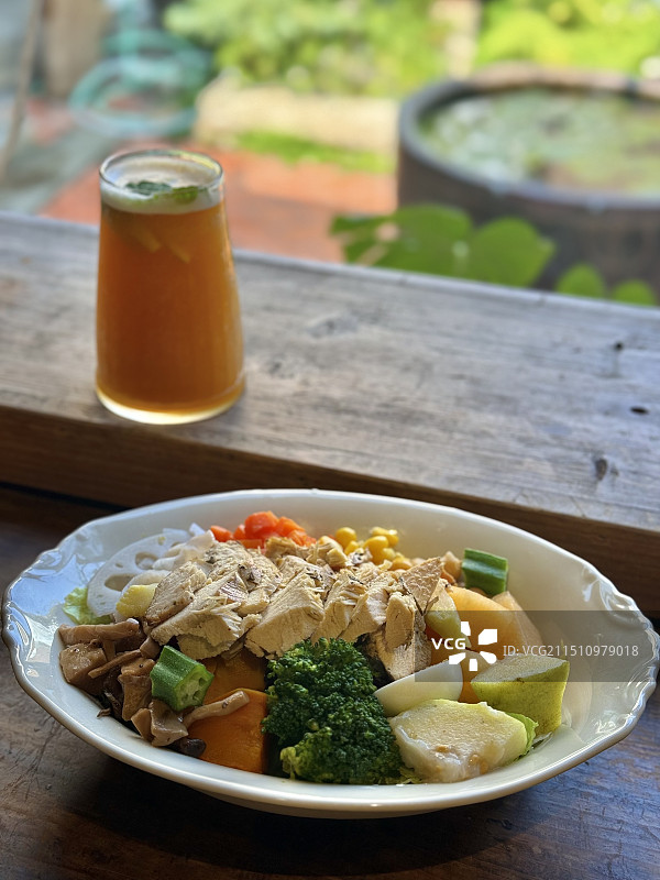 桌上碗里食物的特写镜头图片素材