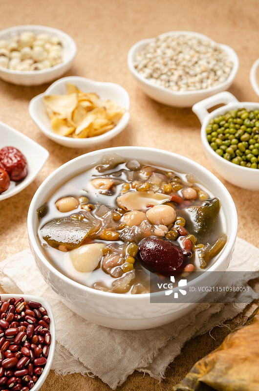 餐桌上放着一碗湛江清补凉和食材图片素材