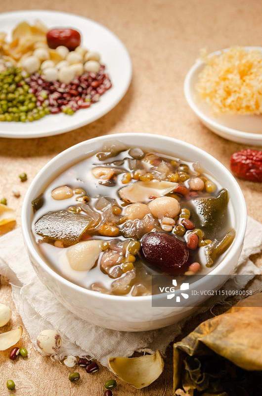 餐桌上放着一碗湛江清补凉和食材图片素材