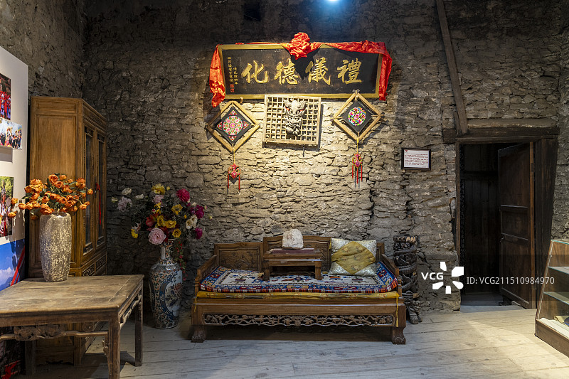 桃坪羌寨羌王家的客厅装饰图片素材