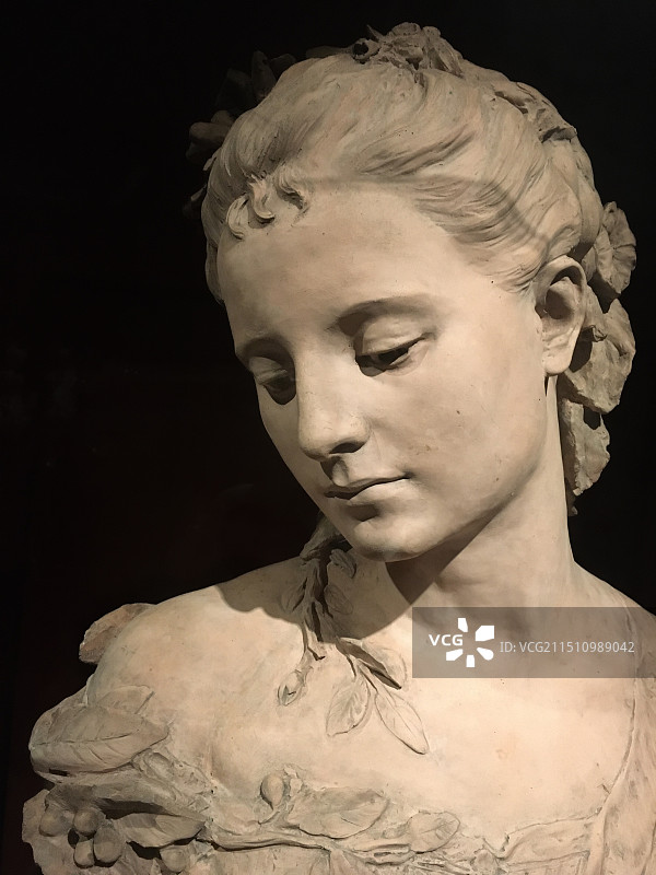 《未婚妻艾美丽·德·蒙福尔半身像》焙烧黏土雕塑1869-1874年法国让·巴普蒂斯特·卡尔波图片素材