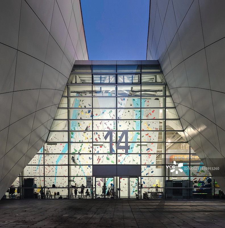 灯火通明的攀岩馆图片素材