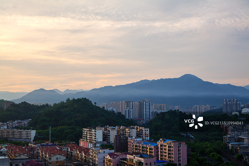 日出时建筑物对天的高角度视图图片素材