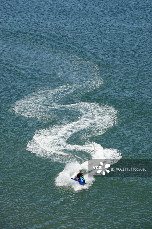 航拍海洋上的滑板冲浪运动和划船图片素材