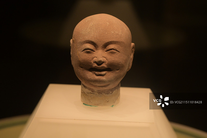 邯郸市博物馆镇馆之宝之红砂石笑面罗汉头像图片素材