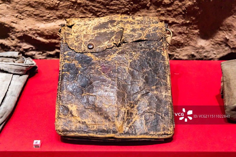 延安革命纪念馆展出文物王震在南泥湾时用过的皮挂包图片素材