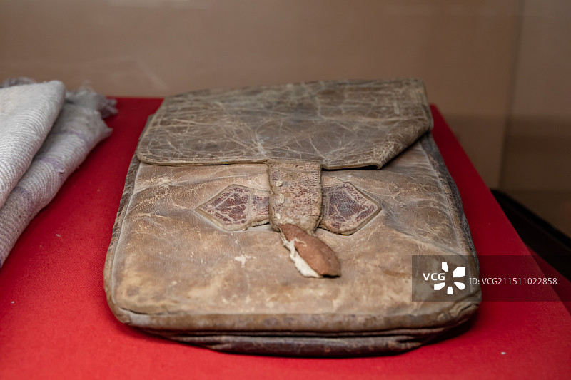 延安革命纪念馆展出文物张思德用过的包图片素材