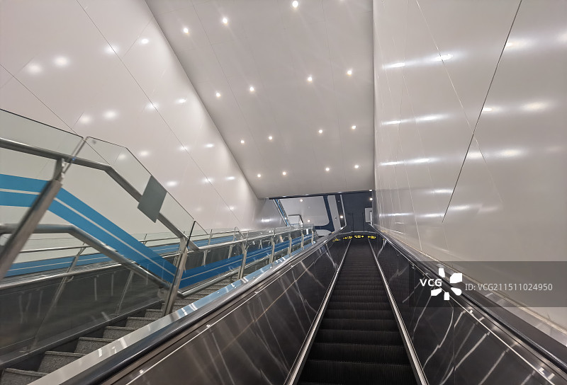 中国河南郑州地铁出站电梯图片素材