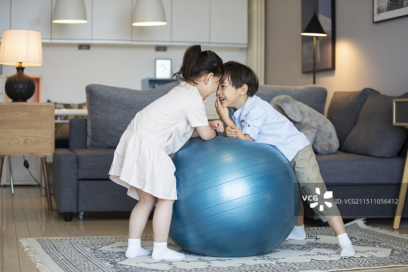 两个孩子在客厅嬉戏玩耍图片素材