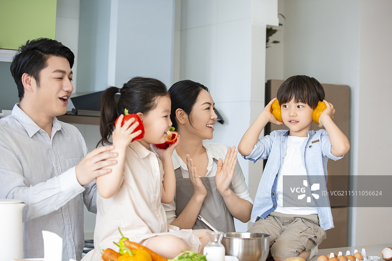 快乐一家四口在厨房做饭嬉戏图片素材