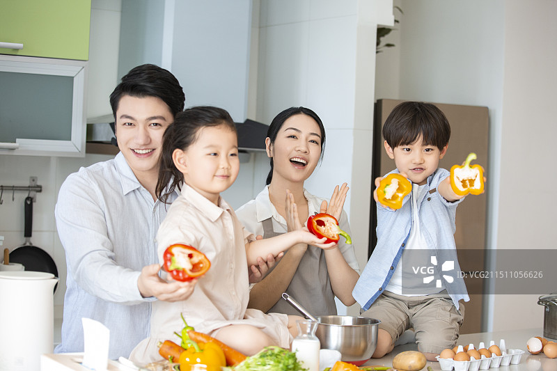 快乐一家四口在厨房做饭嬉戏图片素材