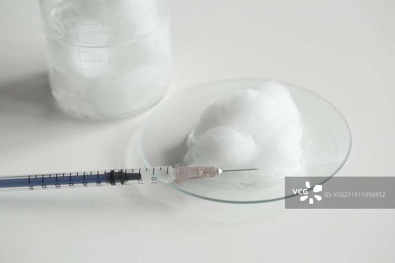 酒精医用棉球和注射器图片素材