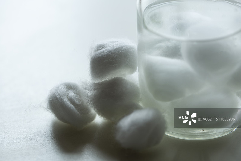 酒精和医用棉球图片素材