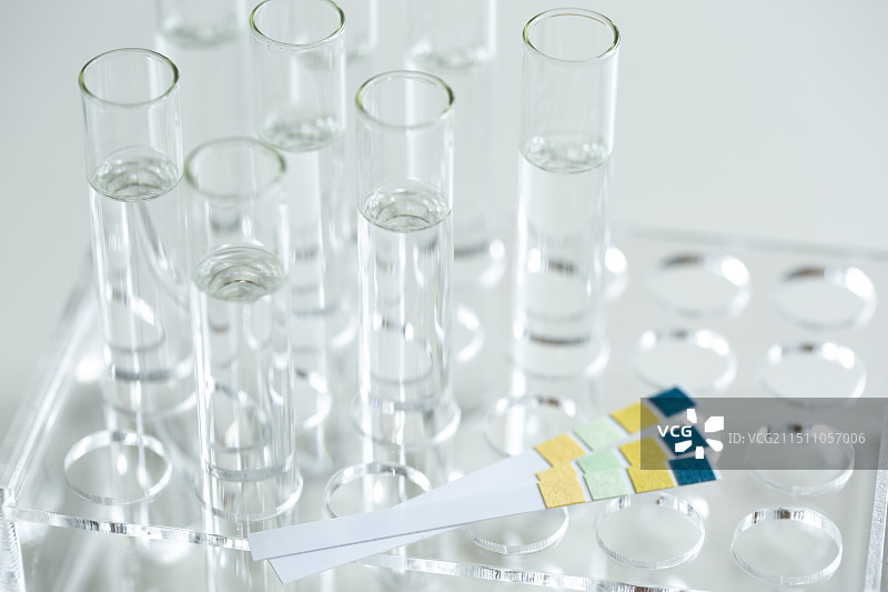 医学化学实验液体、试管和试纸静物图片素材