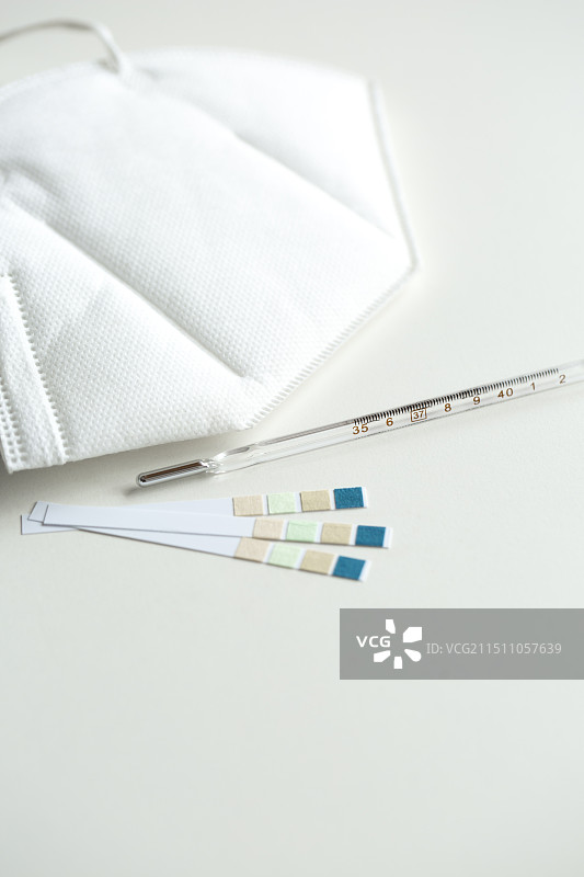 医用口罩、温度计和试纸静物图片素材