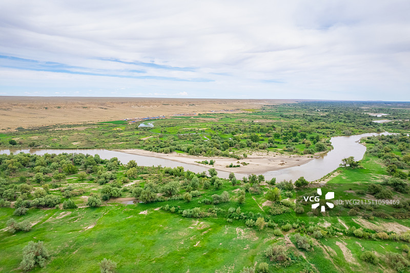 新疆阿勒泰戈壁地区中的河谷绿洲村庄图片素材