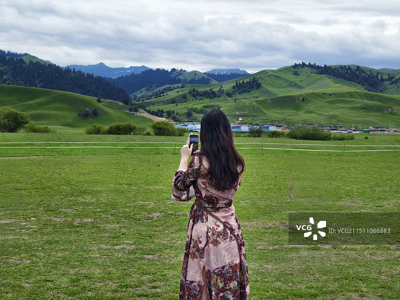 记录草原的女人图片素材