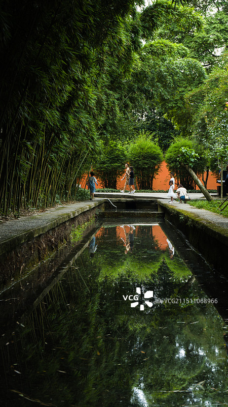 在四川成都望丛祠游玩的旅人图片素材