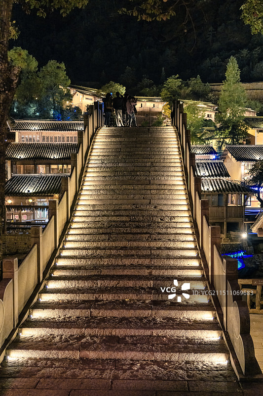 江西望仙谷地标之一，揽月桥和房屋建筑的夜景风光图片素材
