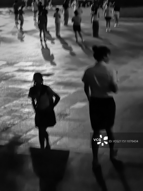 夜幕下的身影图片素材