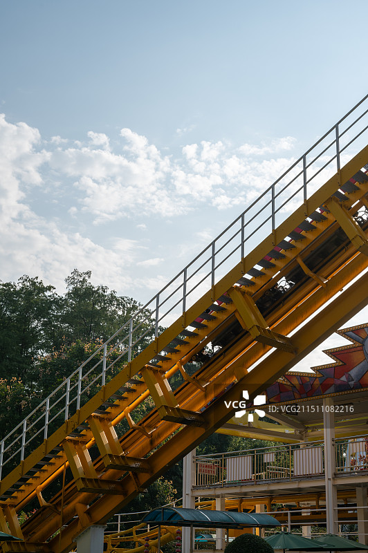 武汉中山公园过山车铁轨低角度俯视图图片素材