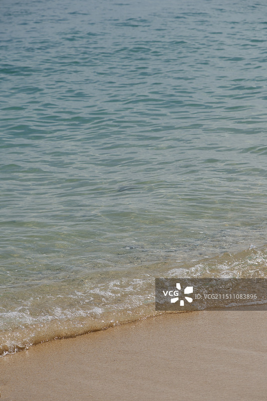 三亚西岛清澈的海水和浪花图片素材