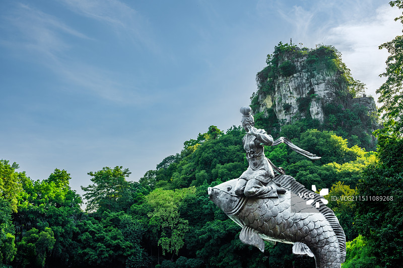 广西柳州鱼峰公园刘三姐骑鱼升天雕塑图片素材