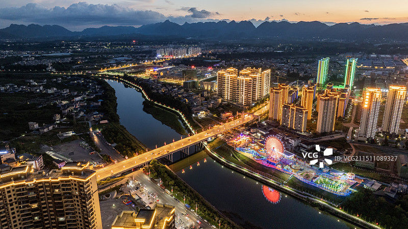 湘鄂边界两省最近的县城湖北来凤县城市夜色图片素材