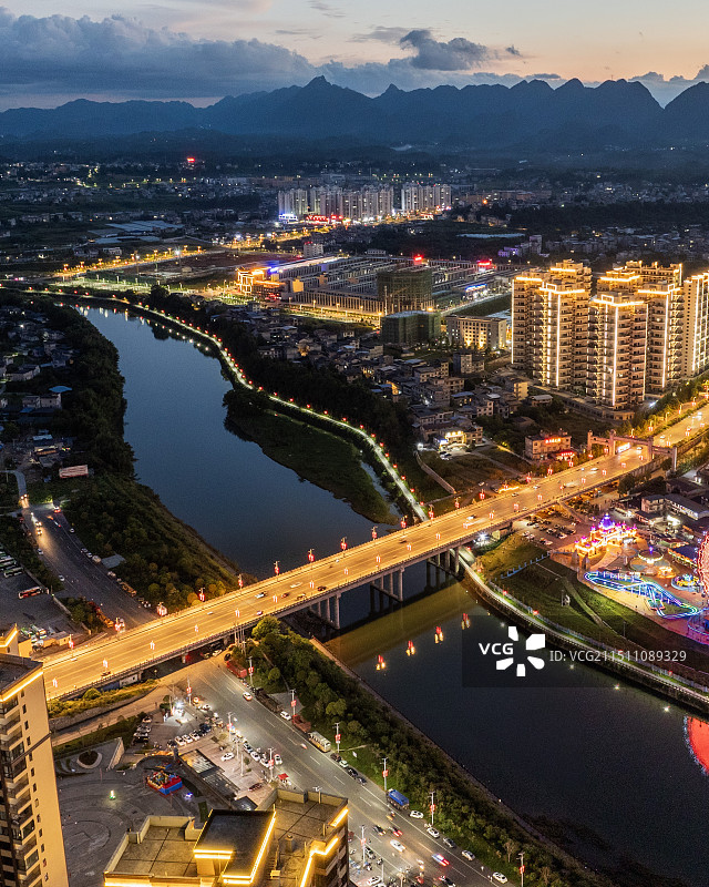湘鄂边界两省最近的县城湖北来凤县城市夜色图片素材