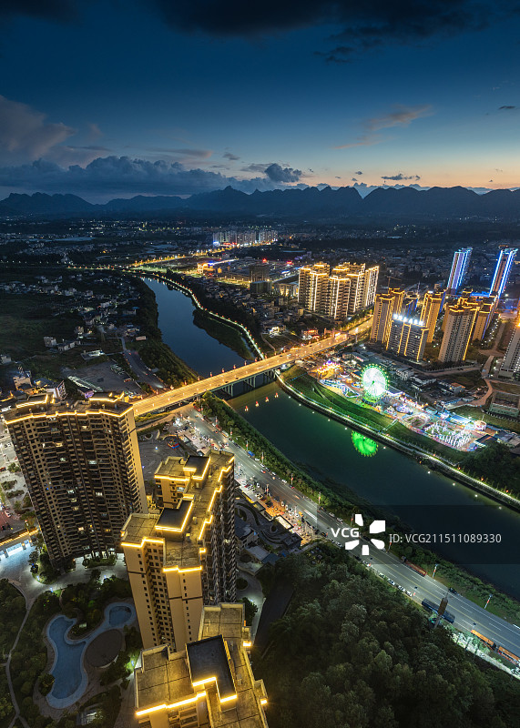 湘鄂边界两省最近的县城湖北来凤县城市夜色图片素材