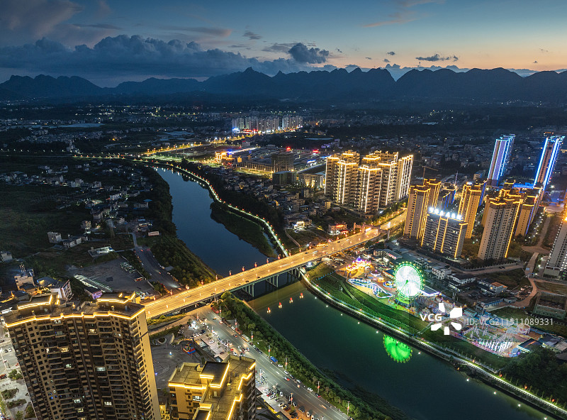 湘鄂边界两省最近的县城湖北来凤县城市夜色图片素材