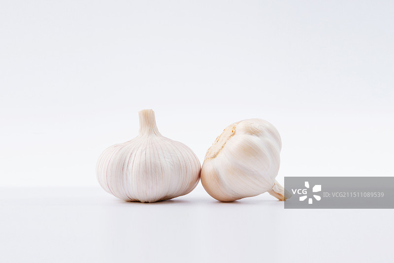 白色背景上的蒜头图片素材
