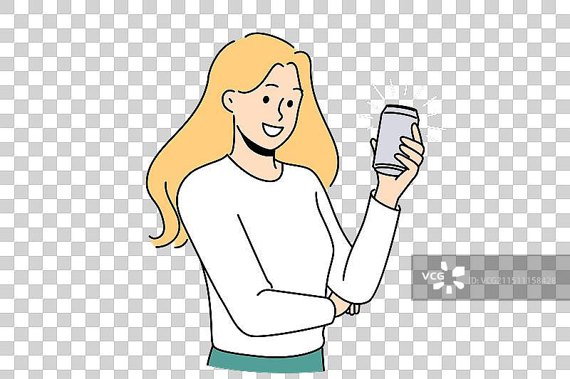 拿着铝罐装苏打水的女人图片素材