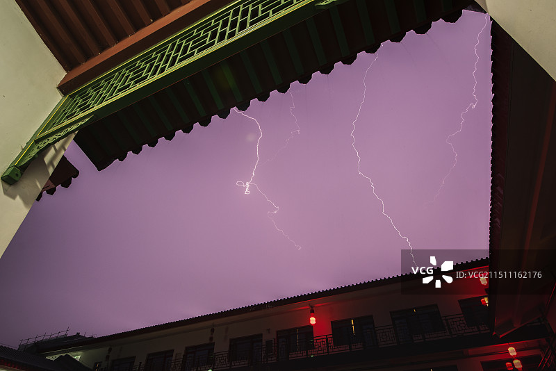 坝上的院子天井闪电图片素材