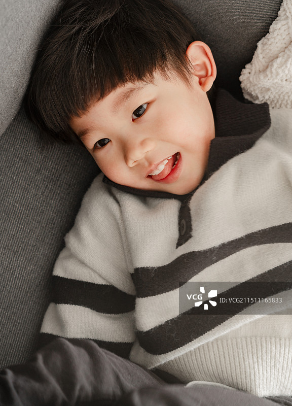 四岁男孩的俏皮童真表情图片素材