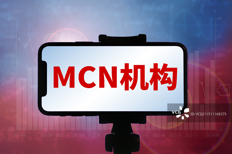 智能手机屏幕上的文字概念图，MCN机构图片素材