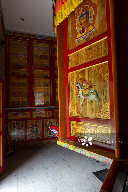 阿坝州康玛尔寺内大型的木制转经筒图片素材