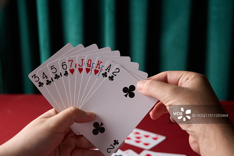 打扑克牌图片素材