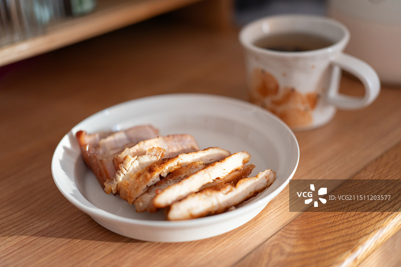 亚洲中国打工人的健康午餐，马铃薯、菜心等蔬菜和鸡肉、猪肉做成煎扒，自然的太阳光照射着显得很香图片素材