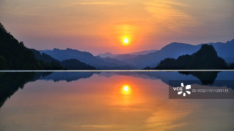 夕阳下的湖光山色图片素材