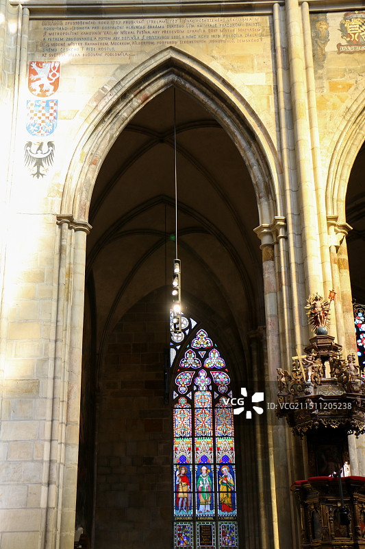 圣芭芭拉大教堂的彩色手绘玻璃图片素材