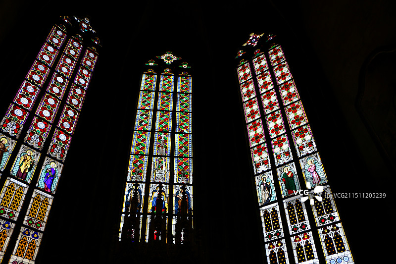圣芭芭拉大教堂的彩色手绘玻璃图片素材