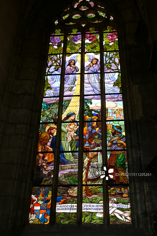 圣芭芭拉大教堂的彩色手绘玻璃图片素材