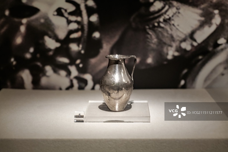 那不勒斯国立考古博物馆藏品 椭圆形带把手银水壶图片素材