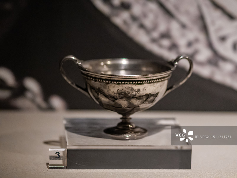 那不勒斯国立考古博物馆藏品 银花环和珍珠串装饰滑面基里克斯酒杯图片素材