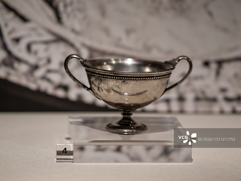 那不勒斯国立考古博物馆藏品 银花环和珍珠串装饰滑面基里克斯酒杯图片素材