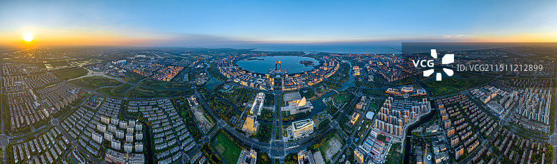 上海临港全景航拍 环绕滴水湖的产业新城市 临港中银金融中心 上海五大新城临港新城 东海边的海滨城市图片素材